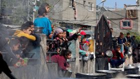 Niños palestinos esperan para recibir alimentos en Rafah el 20 de febrero.