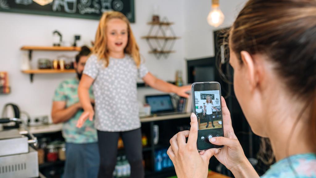 Madre grabando a su hija bailando