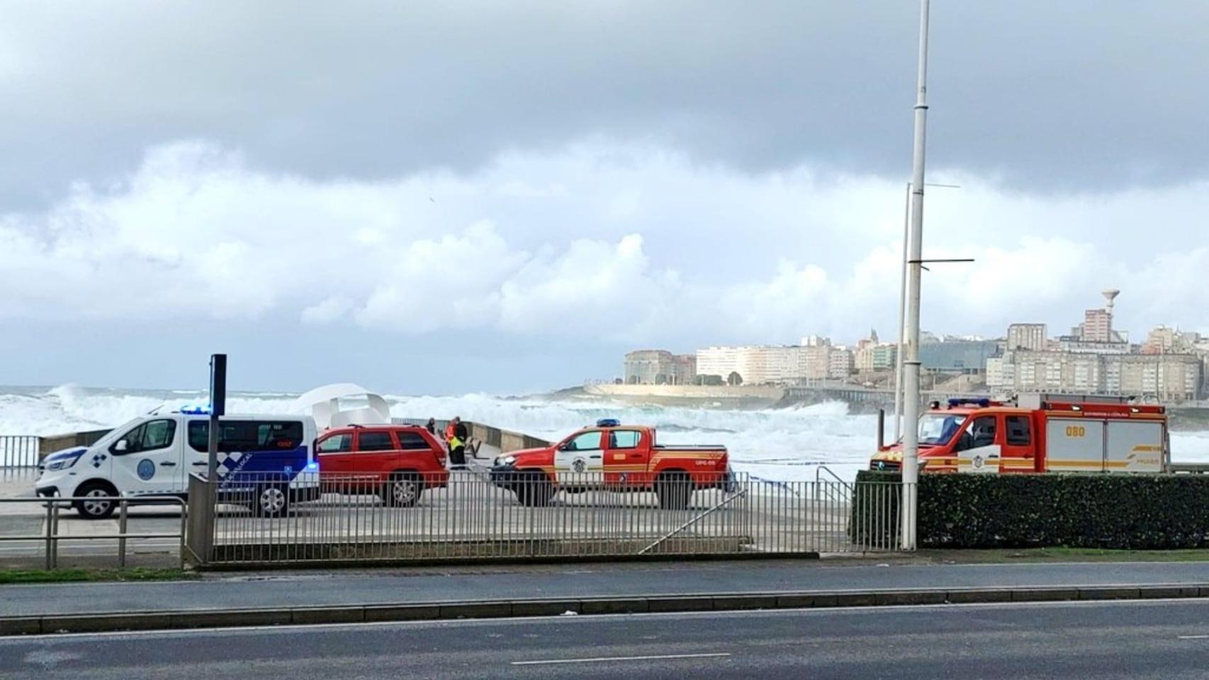 El paso peatonal del Paseo Marítimo de A Coruña, cerrado por el temporal.