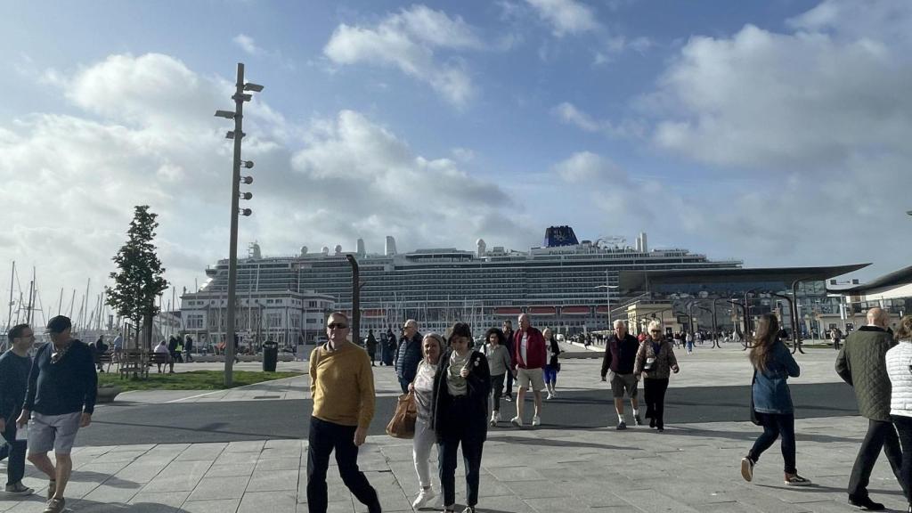 Cruceristas entrando a A Coruña por el puerto.
