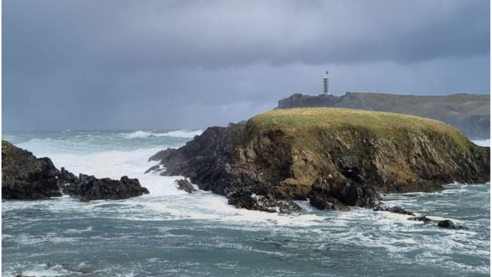 Valdoviño (A Coruña) cierra el acceso al Faro de Meirás por la alerta roja en el mar