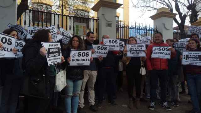 Protesta a la puertas del colegio de Nervión.