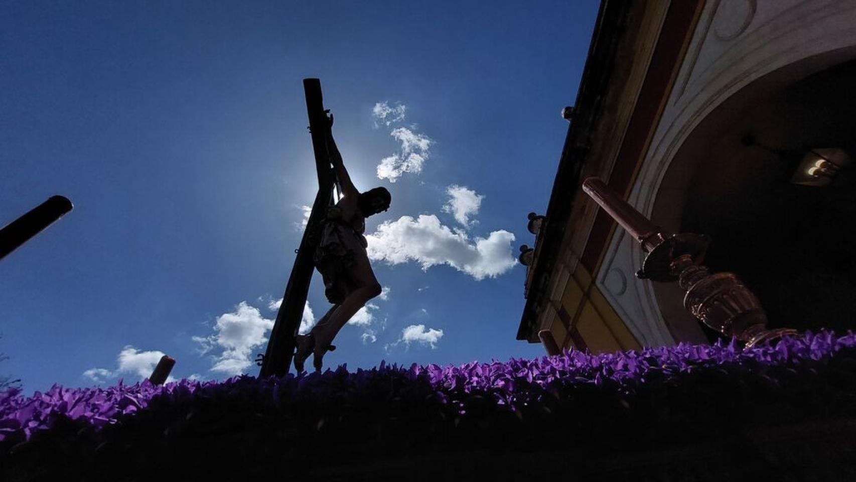 El Cristo de la Buena Muerte sobre su paso