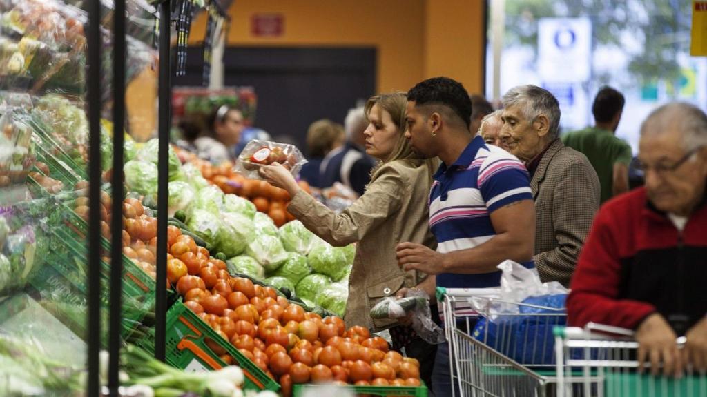 Dos personas haciendo la compra en un supermercado.