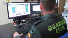 Un agente de la Guardia Civil frente a un ordenador.