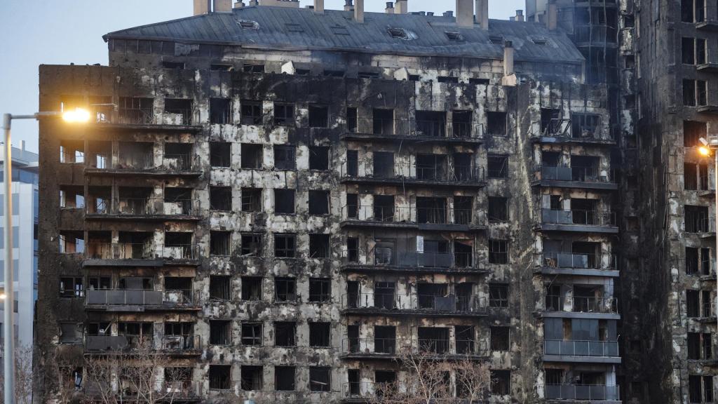 Imágenes del estado este viernes del edificio incendiado en Valencia
