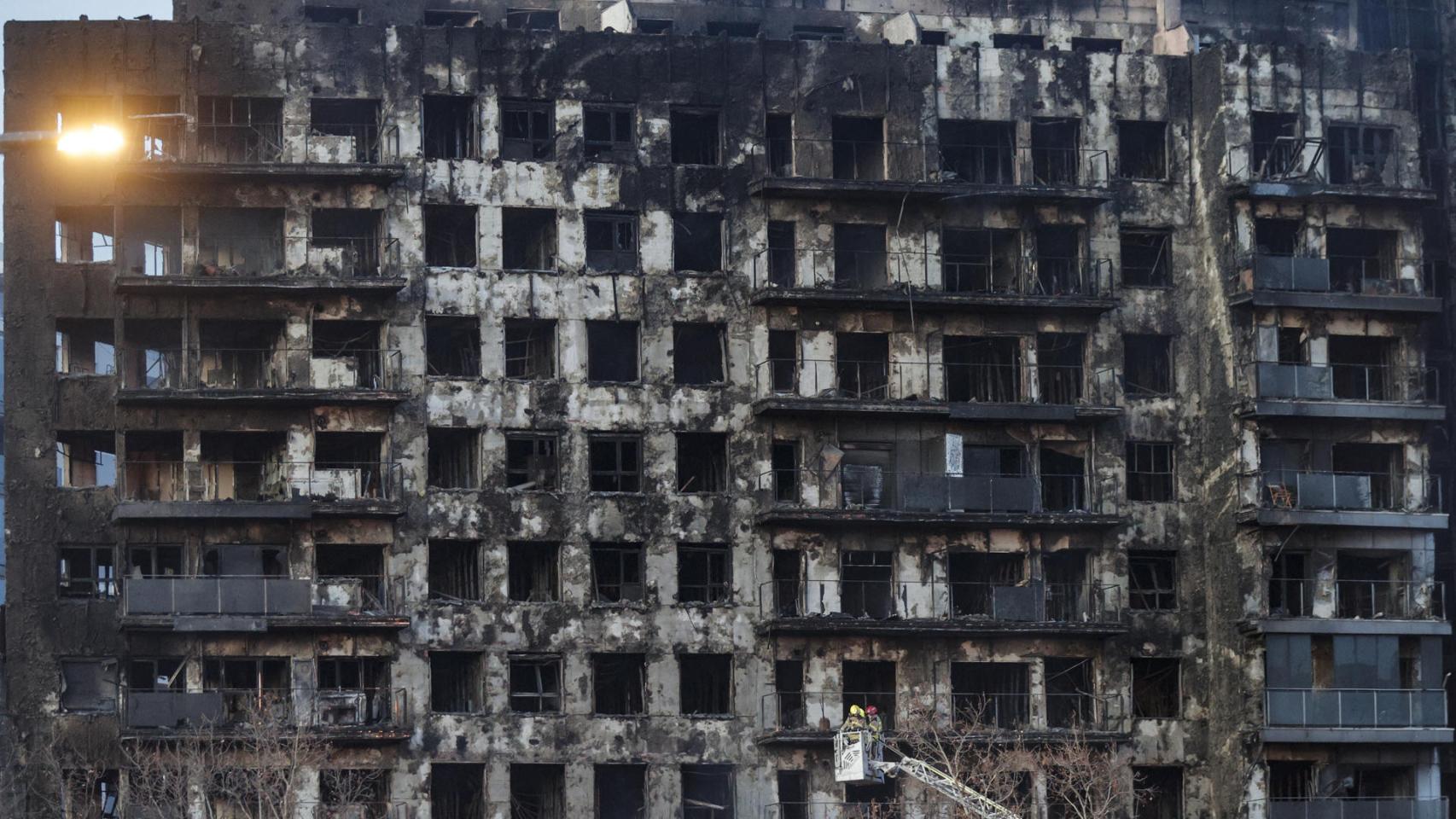 Así ha devorado el fuego varios edificios residenciales en el barrio de Campanar de Valencia