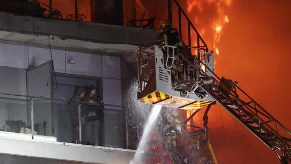 Rescate de los bomberos en uno de los balcones.