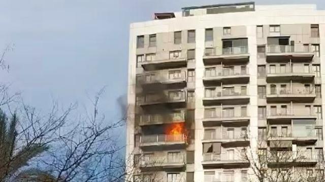 Vista del inicio del incendio en el edificio de Campanar. EE