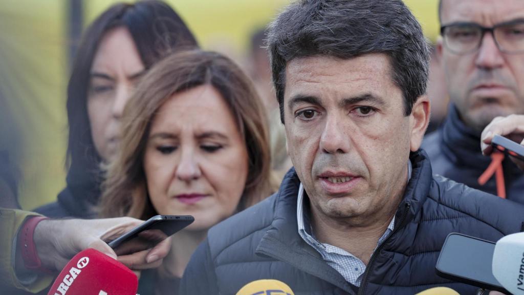 El presidente de la Generalitat, Carlos Mazón, atiende a los medios de comunicación en el Puesto de Mando Avanzado.