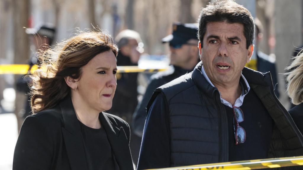 El president de la Generalitat, Carlos Mazón, la alcaldesa de Valencia, María José Catalá, y la consellera de Justicia e Interior, Elisa Núñez, junto al edificio siniestrado.