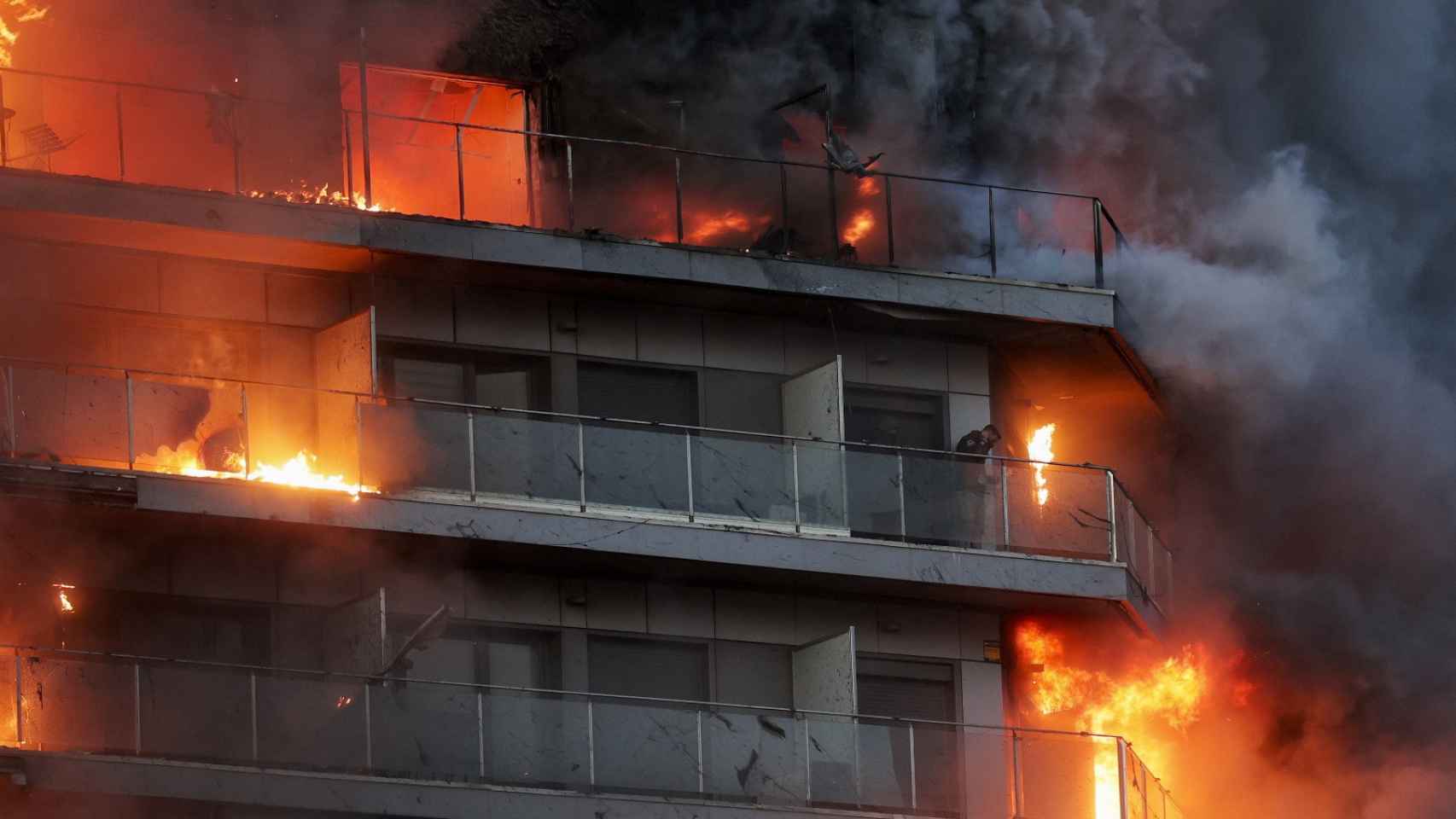 La pareja atrapada en el balcón del edificio en llamas