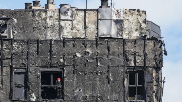 Los bomberos han accedido hasta los pisos superiores del edificio incendiado este viernes