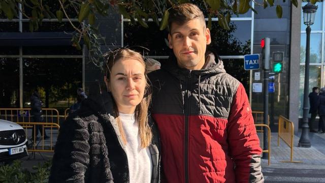 Laura y Manu, vecinos del piso noveno del edificio incendiado en Valencia. EE