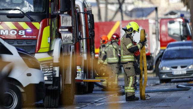 Dispositivo de bomberos junto al incendio de Valencia.