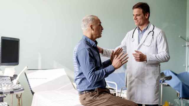 Imagen de un paciente y un médico en consulta.