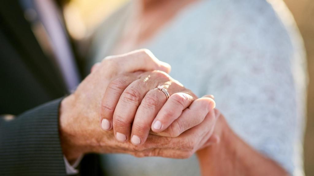 Un matrimonio mayor casándose.