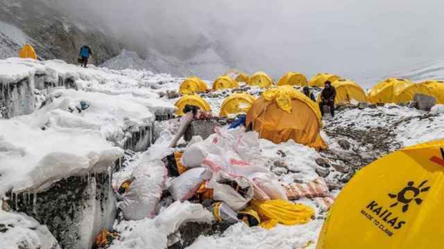 Residuos acumulados cerca del campamento base del Everest.