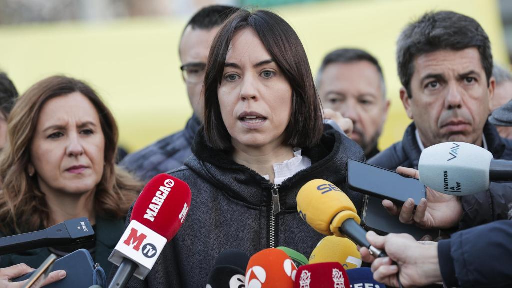 Diana Morant, en una atención a los medios durante el incendio de Valencia junto a la alcaldesa Catalá y el presidente Mazón.