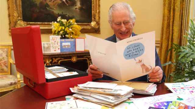 El rey Carlos III de Inglaterra leyendo una de las miles de misivas que han llegado estos días al palacio de Buckingham.