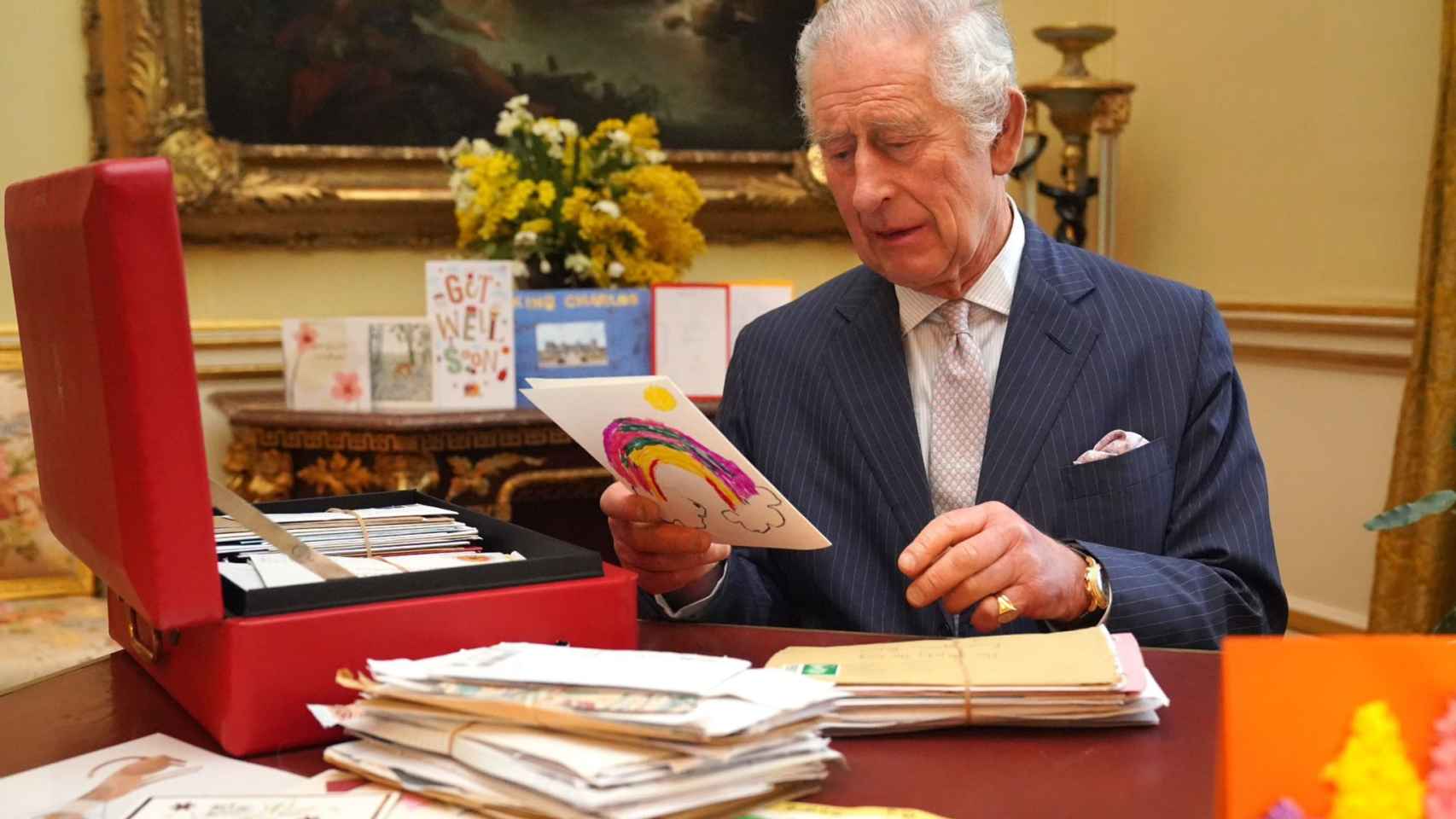 El rey Carlos III leyendo, concentrado, una misiva que le ha llegado.