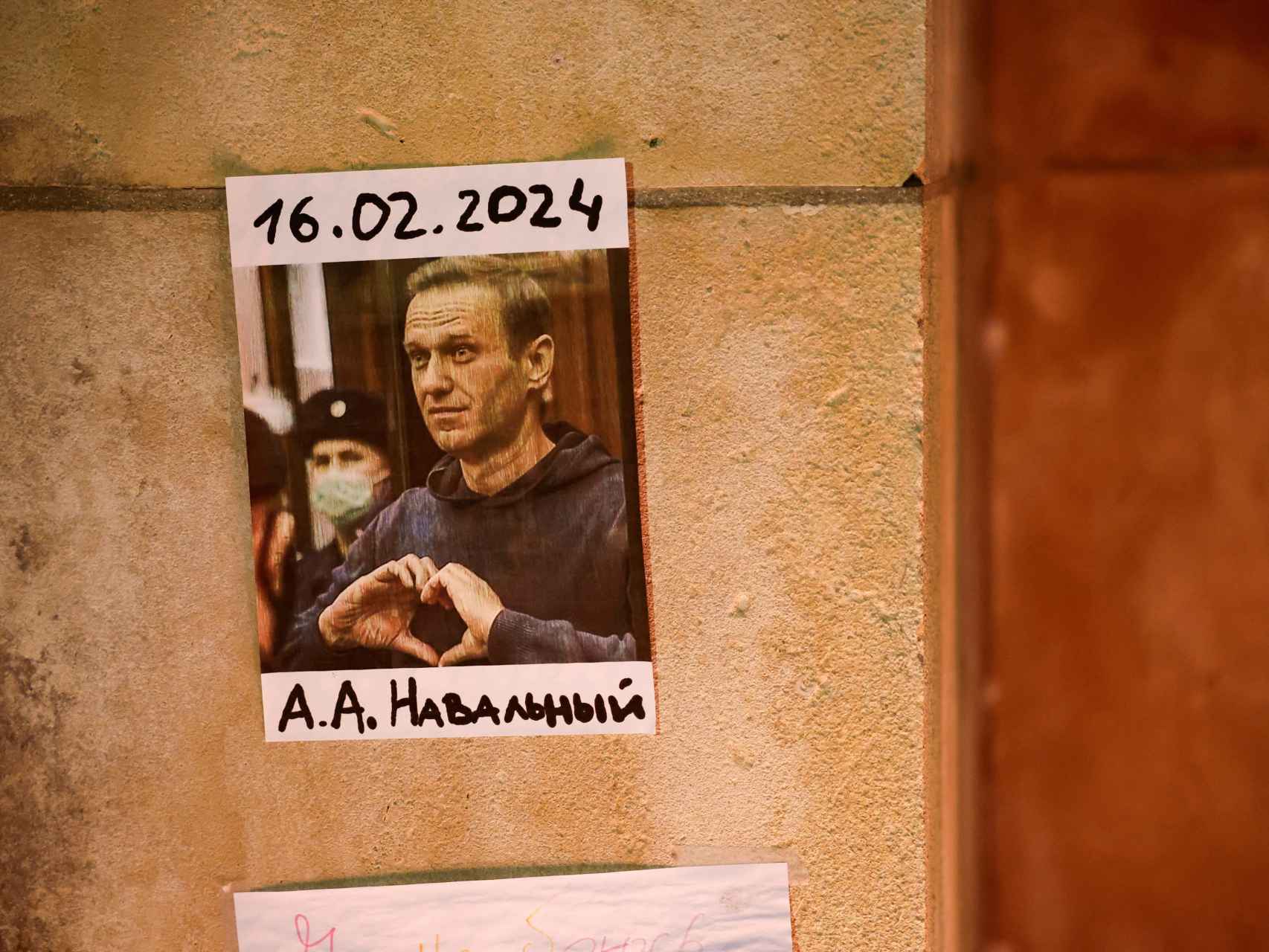 Una fotografía de Navalny cuelga de una pared en la plaza del Trocadero, en París.