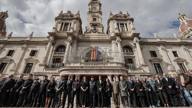 Numerosas autoridades guardan un minuto de silencio por los fallecidos en el incendio de Valencia