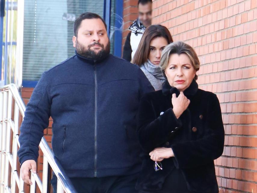 La madre, el hermano y la novia de Antonio Tejado, saliendo de prisión, este sábado 24.