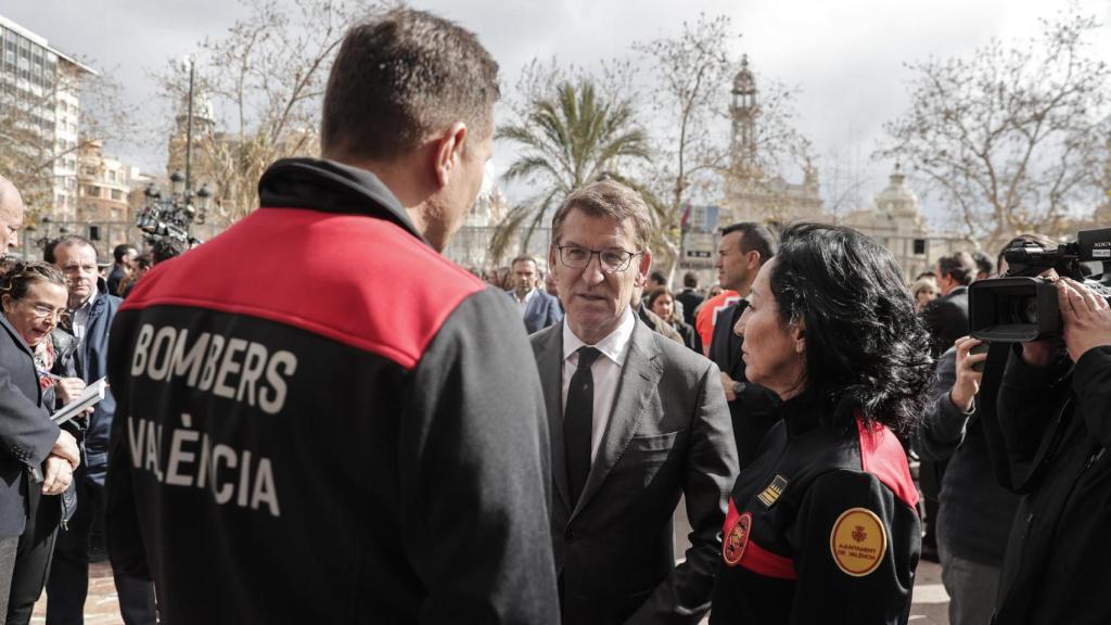 Feijóo saluda a los bomberos este sábado en Valencia