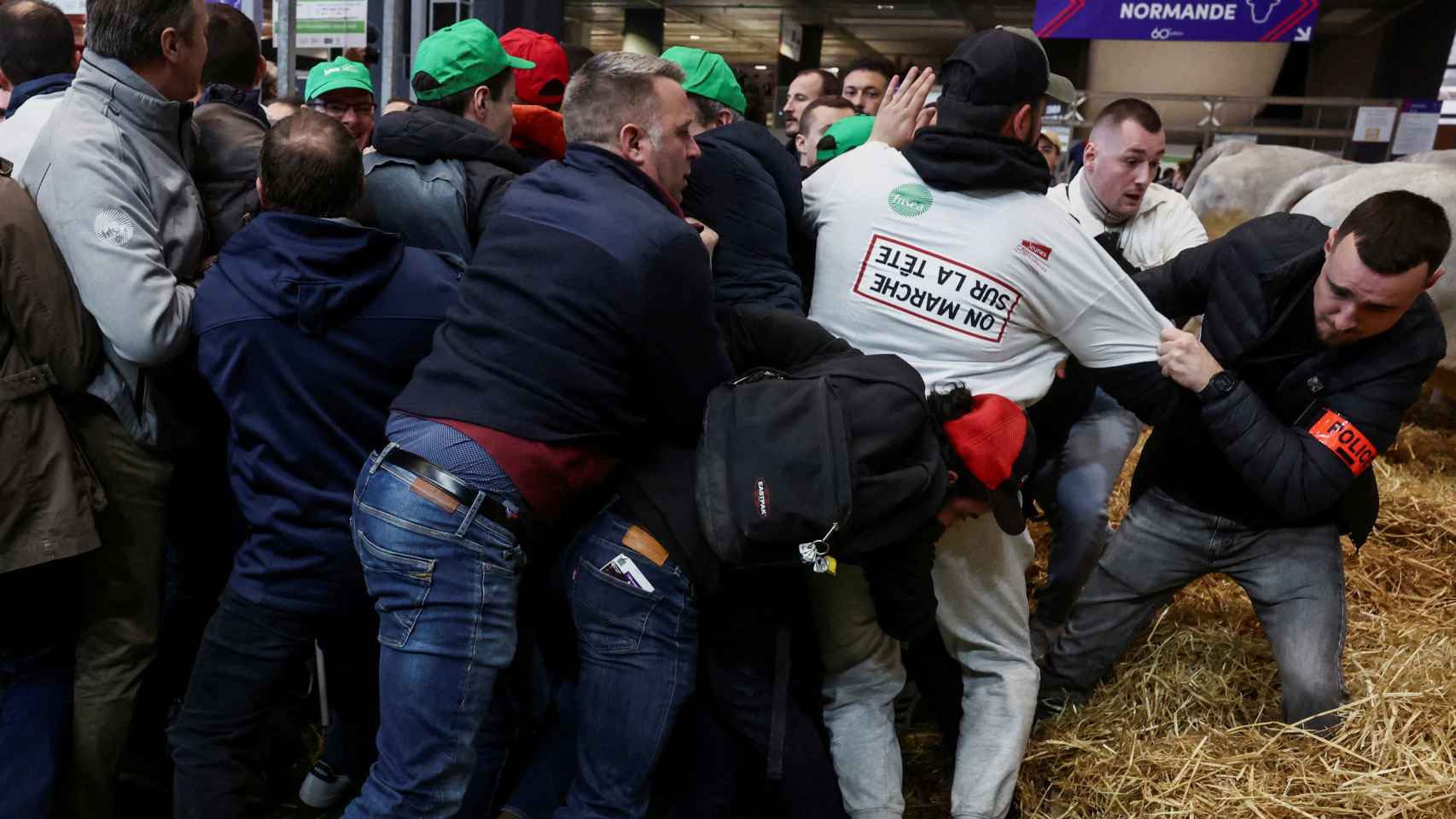 Un grupo de agricultores franceses irrumpe en la feria agrícola de París  para protestar frente a Macron