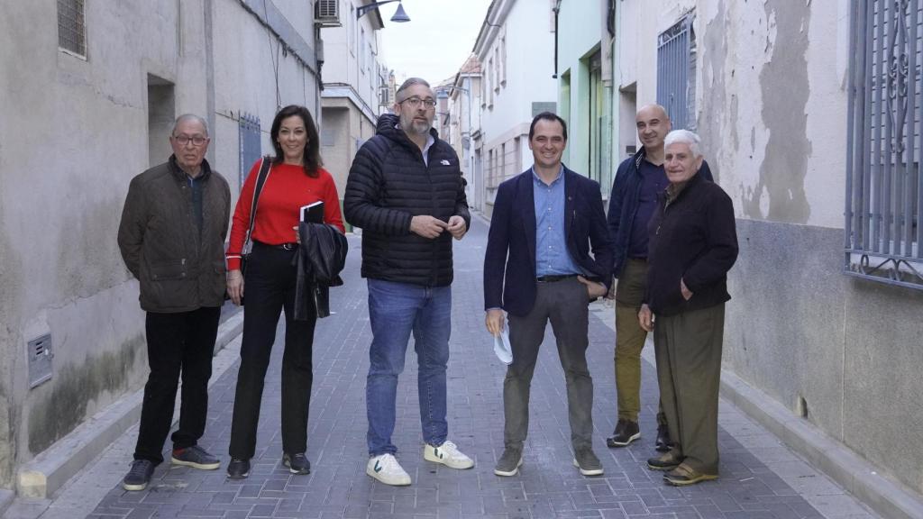El alcalde Santomera, Víctor Manuel Martínez (centro), en la calle que se cerrará al tráfico junto a la concejala de Comercio, Patricia García, el concejal de Movilidad, José Antonio Martínez, el responsable del Plan de Movilidad, Alfredo Pérez y varios vecinos y comerciantes.