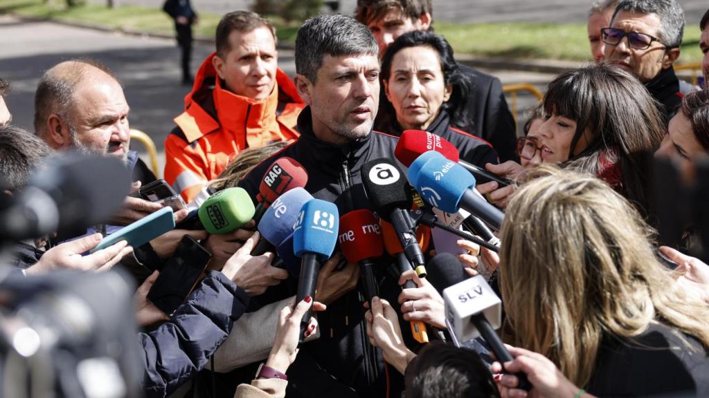 El jefe de los Bomberos atiende a los medios.