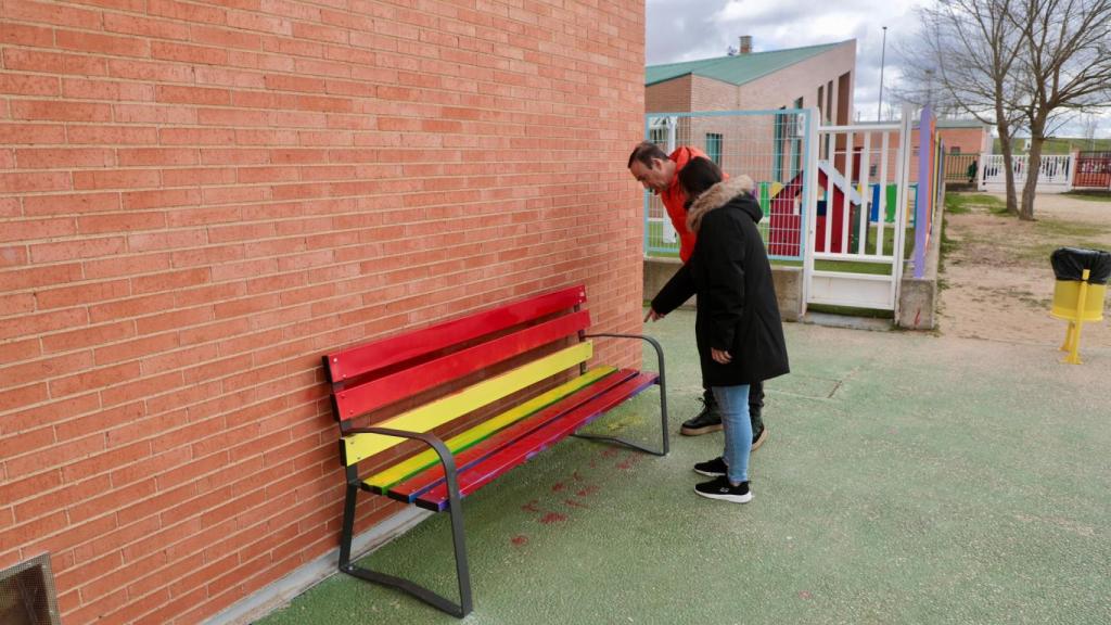 Bancos en las inmediaciones del colegio