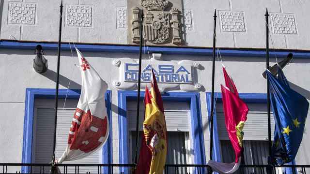 Las banderas del Ayuntamiento de Aldea del Rey, a media asta.