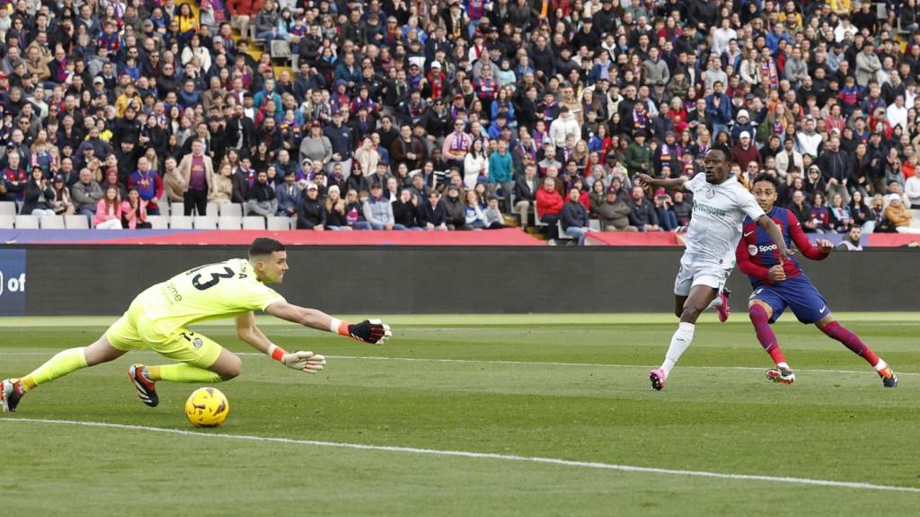 Momento en el que Raphinha define ante Soria