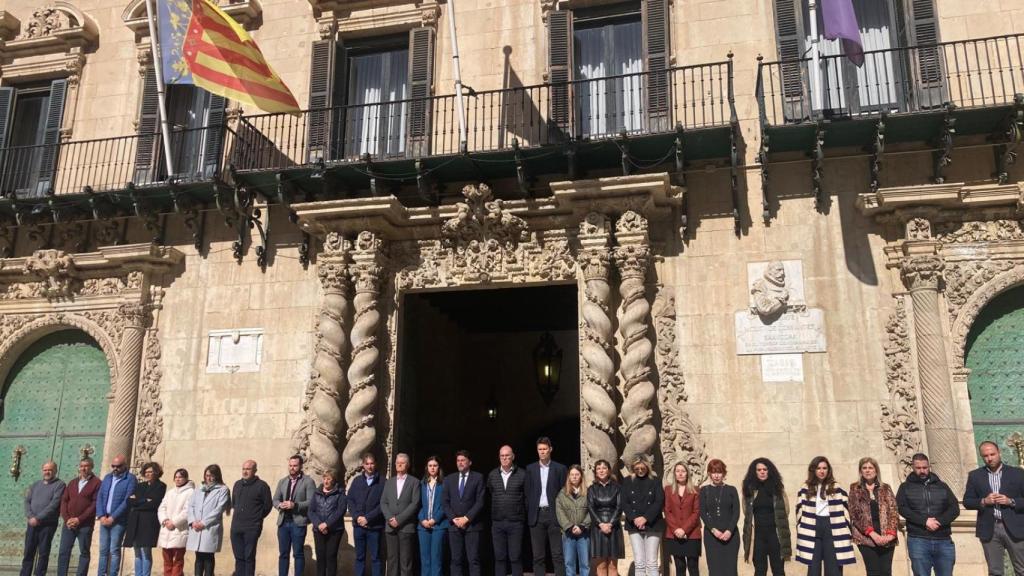 Imagen del minuto de silencio en la ciudad de Alicante el viernes.