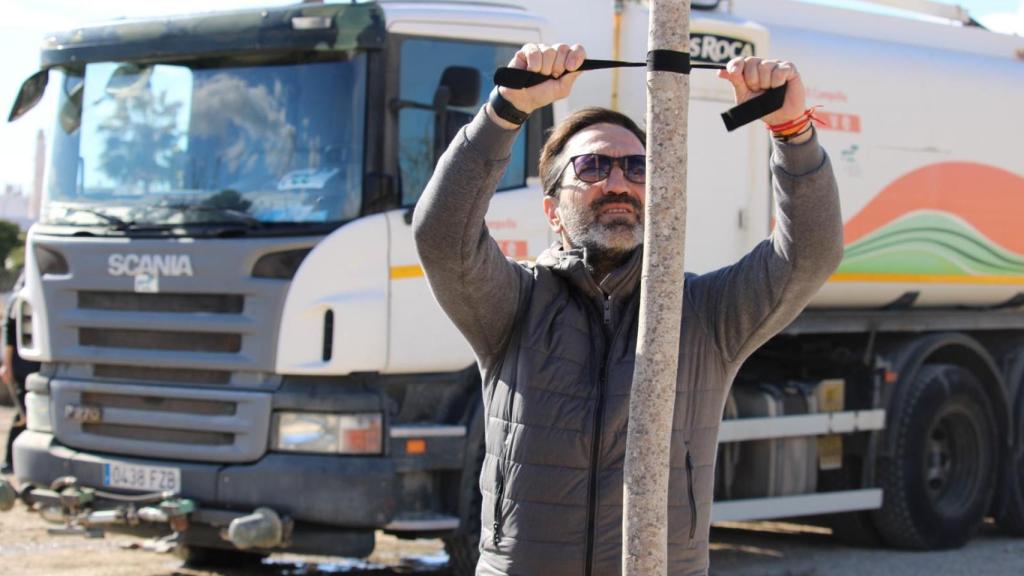 El Campello ha aprovechado el Día del Árbol para poner crespones negros en algunos ejemplares.