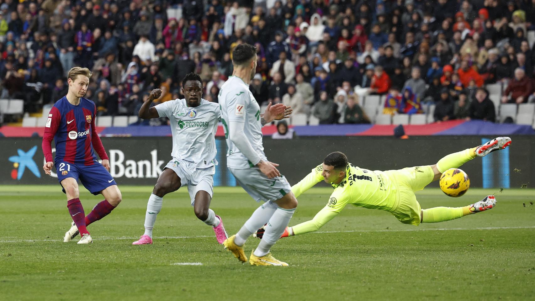 Momento en el que De Jong dispara para poner el tercer gol del Barça frente al Getafe