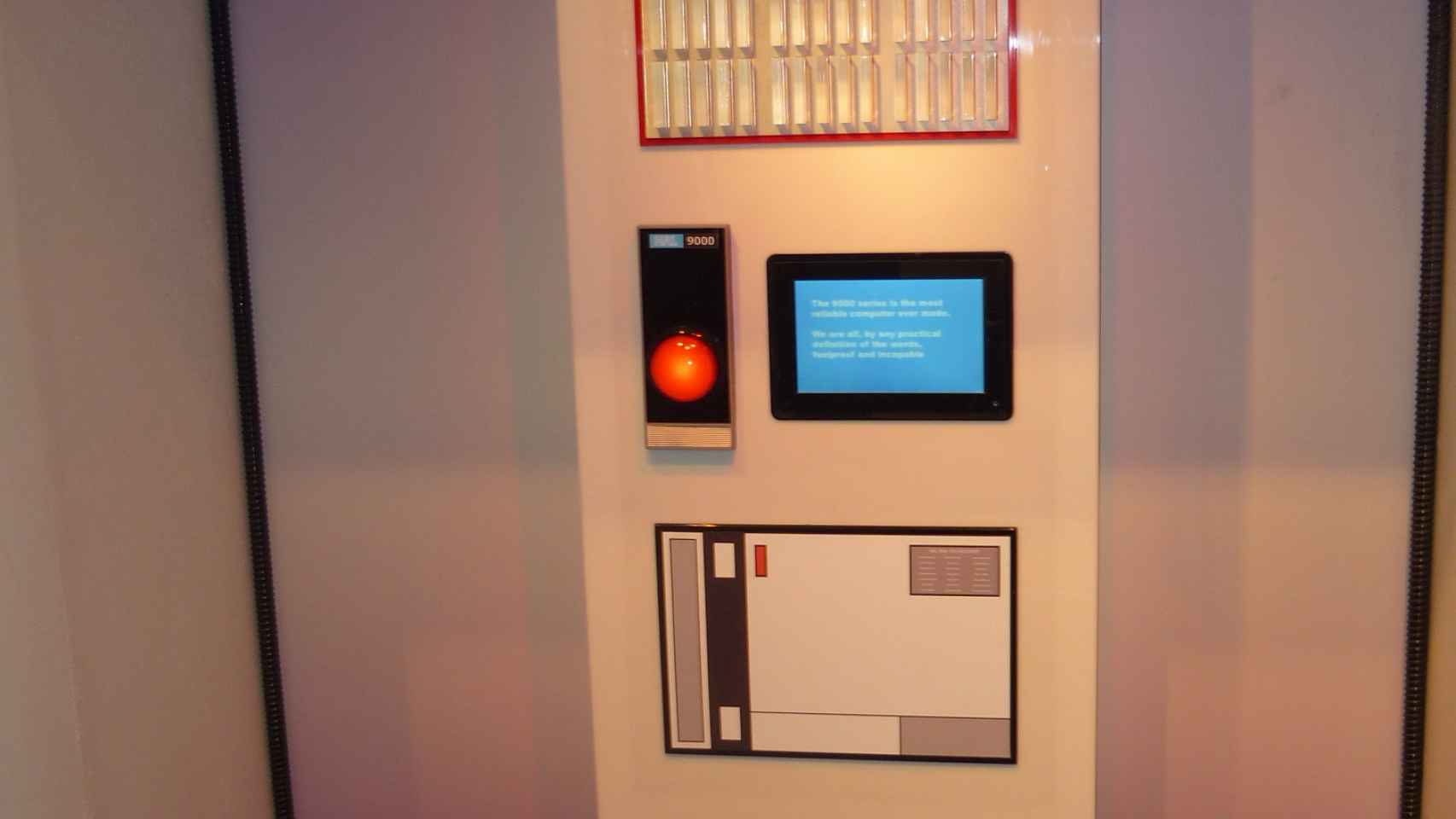 Recreación del panel de control de HAL 9000