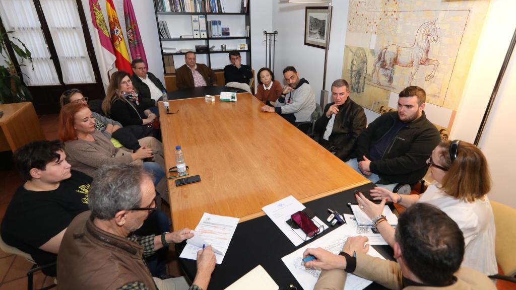 Reciente reunión entre distintos concejales y representantes del Ayuntamiento con los gestores de los quioscos.