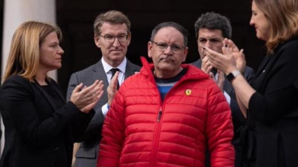 Julián, el conserje del edificio incendiado, con Feijóo, Mazón y Catalá este sábado