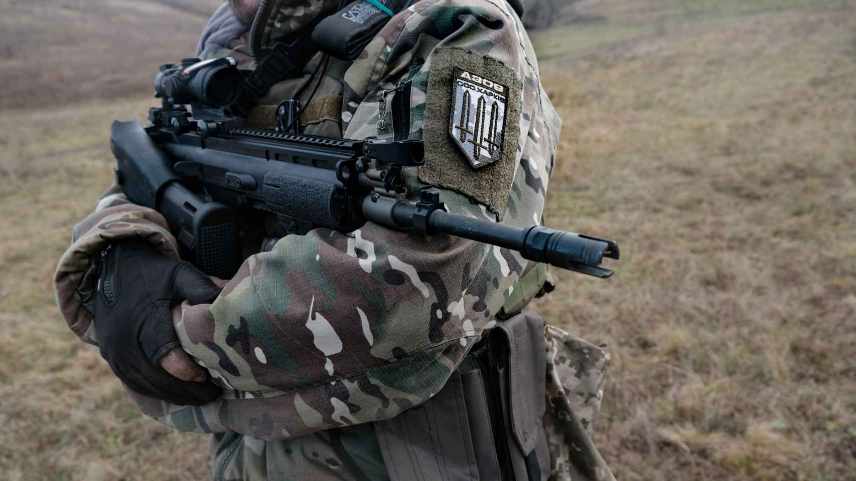 Un soldado del antiguo Batallón Azov Kharkiv luce el emblema de la unidad en su brazo.