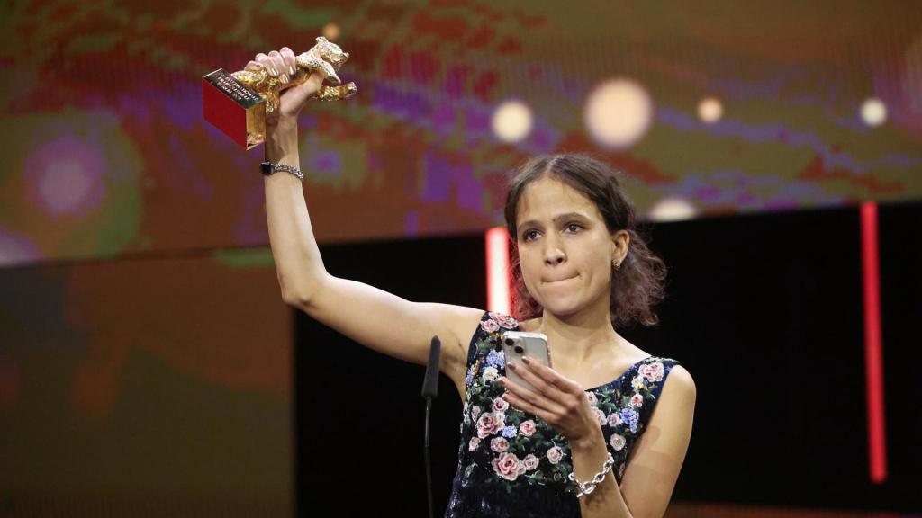 Mati Diop llegando a la gala de clausura de la Berlinale. Foto: EFE/EPA/CLEMENS BILAN