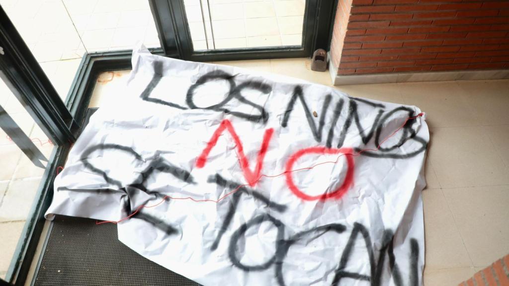 “Los niños no se tocan”: un colegio de Carbajosa amanece cargado de mensajes de odio