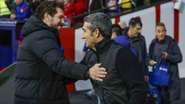 Simeone y Ernesto Valverde se saludan antes del partido de ida en el Metropolitano
