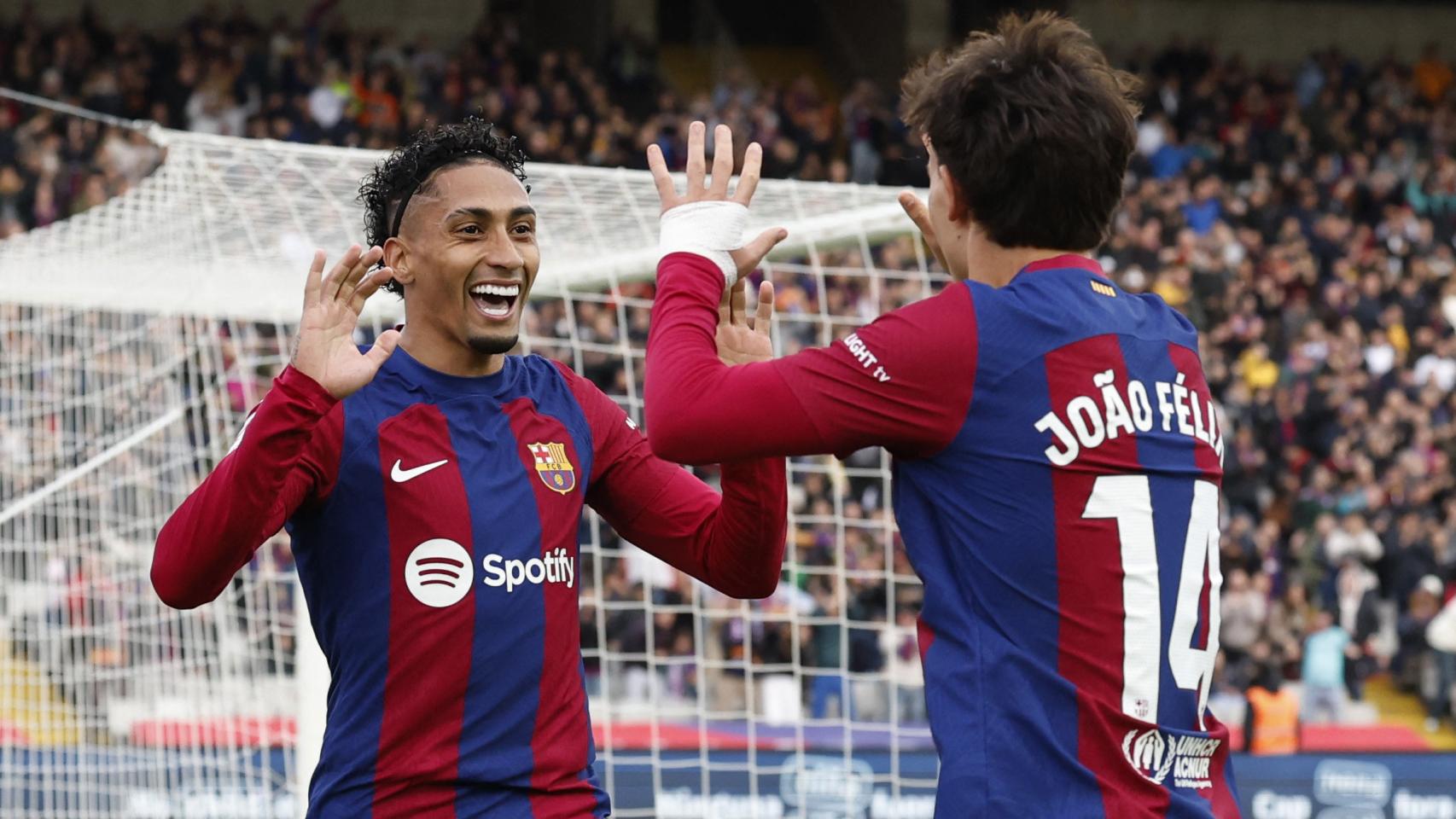 Raphinha y Joao Félix celebran el 1-0 frente al Getafe