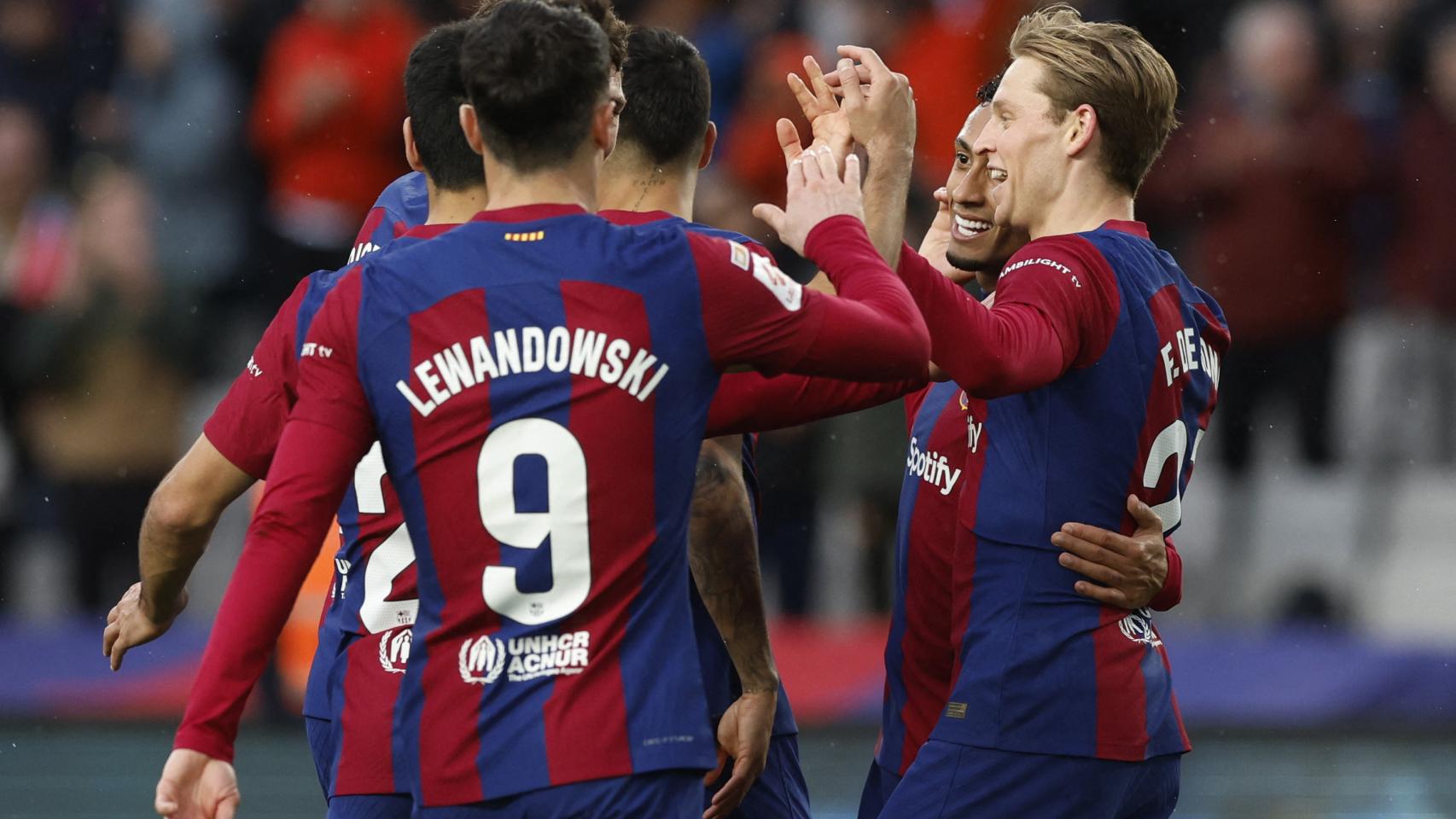 Los jugadores del Barça celebran el gol de De Jong