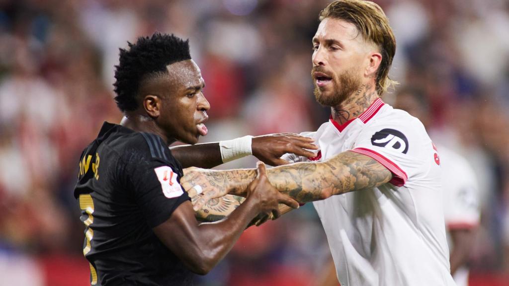 Vinicius y Sergio Ramos, durante el Sevilla - Real Madrid