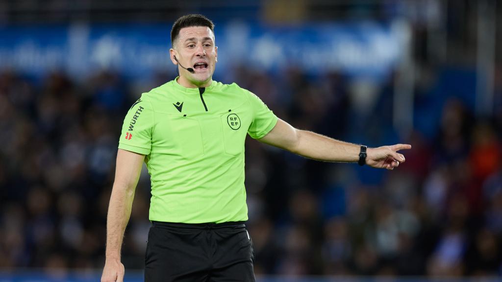 El árbitro Díaz de Mera, en un partido de La Liga