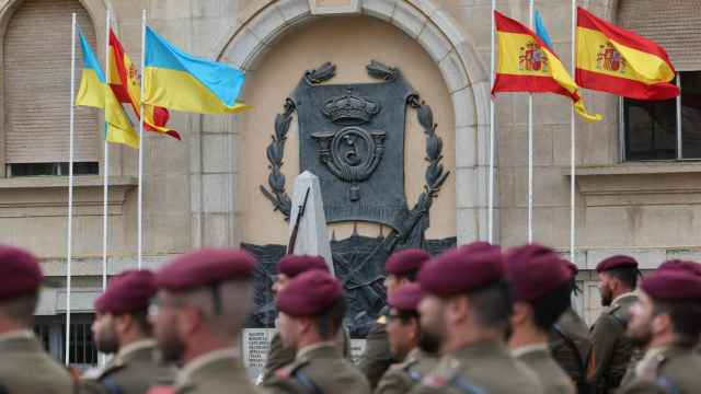 Banderas españolas y ucranianas este sábado en la Academia de Infantería de Toledo.